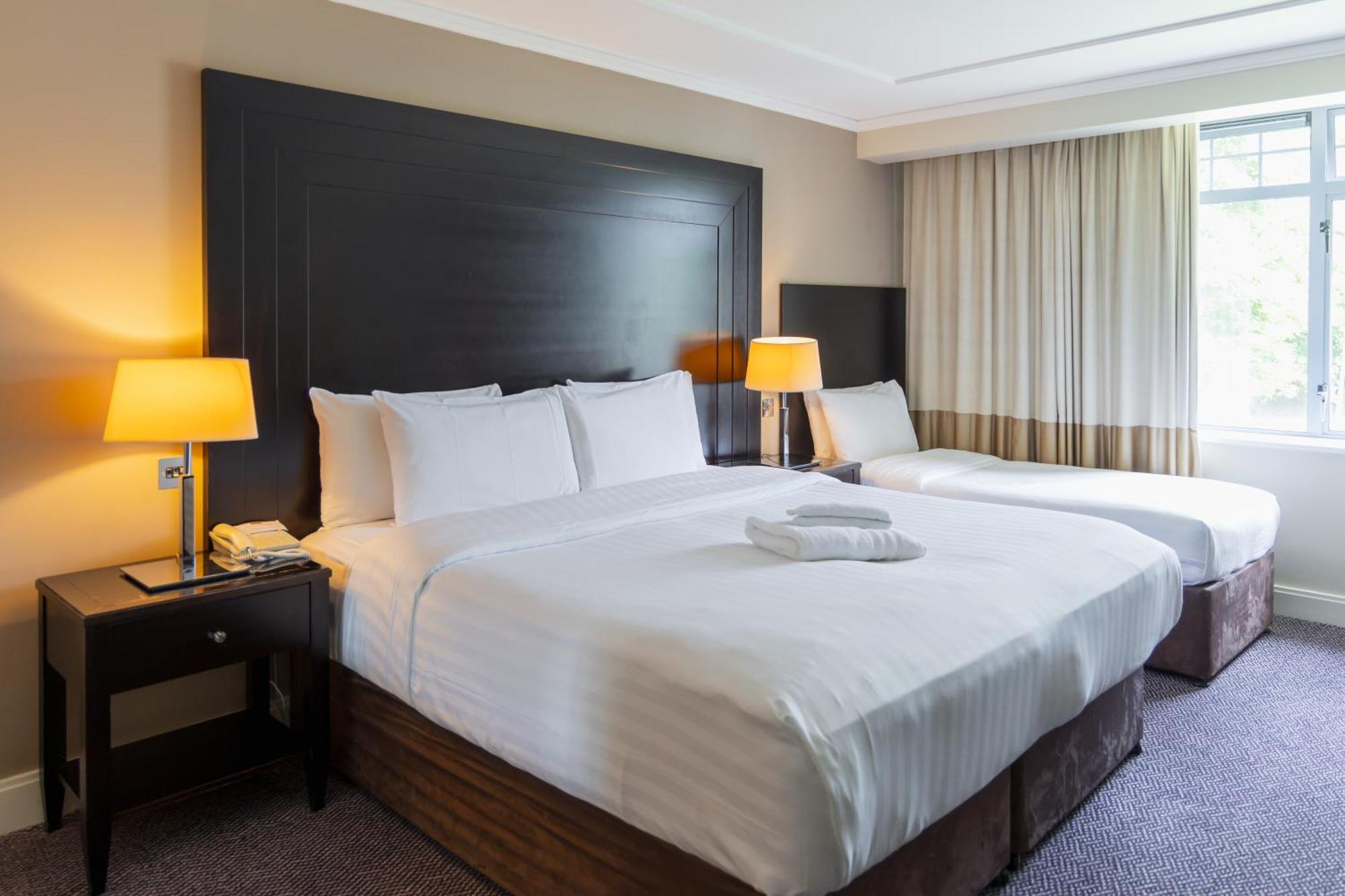 Shamrock Lodge Hotel แอธลอน ภายนอก รูปภาพ